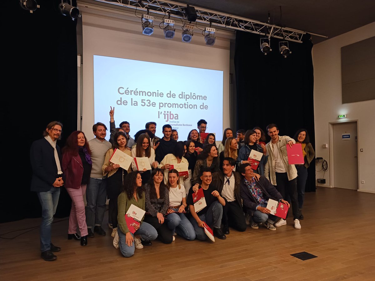 IjbaOfficiel's tweet photo. La promotion @IjbaOfficiel sortie en 2022 s'est réunie ce soir à #Bordeaux pour sa soirée de remise des diplômes. L'occasion de retrouvailles très chaleureuses avec l'équipe enseignante. Bravo, bon vent... et à très bientôt !
@UBMontaigne #journalisme https://t.co/6iAuKEjZ5N
