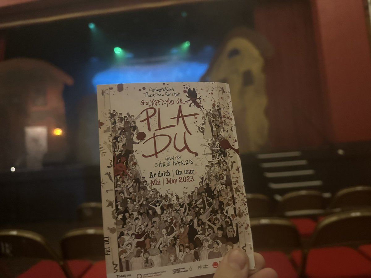 claire_cressey's tweet photo. Great to catch @ctomharris new play #PlaDu @GrandPavilion tonight - my first #Welsh language play made easier for a Welsh learner thanks to @TheatrGenCymru SIBRW app! A wickedly dark comedy about the plague with deliberately familiar Covid comparisons - llongyfarchiadau! 🎭 https://t.co/LGzkOZEBRD