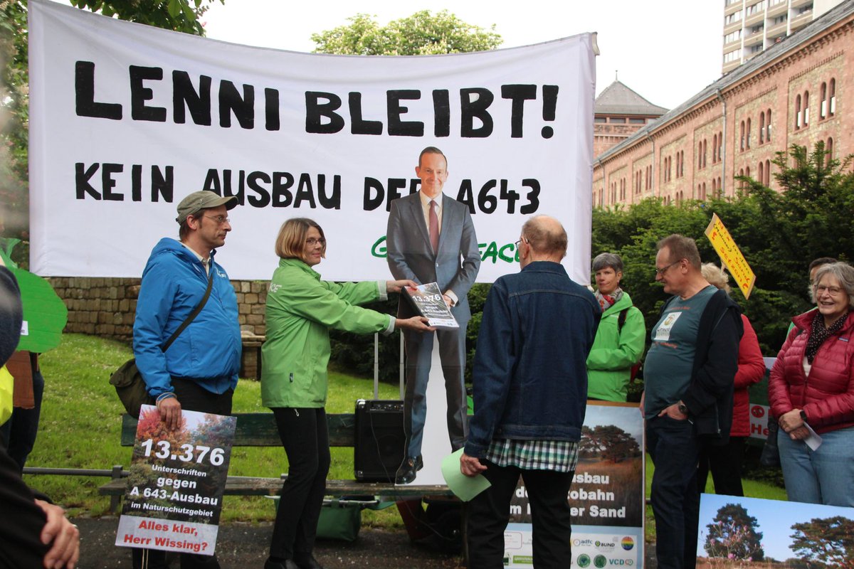 BUNDmainz's tweet photo. 13.376 Unterschriften hat die Initiative #NixInDenMainzerSandSetzen gegen den #Ausbau der #A643 durch das europaweit bedeutende #Naturschutzgebiet #MainzerSand gesammelt. Minister #Wissing wollte sie nicht haben. Heute konnte er sich aber nicht mehr wehren😇 #Pappkamerad https://t.co/zSJuwe1WQg
