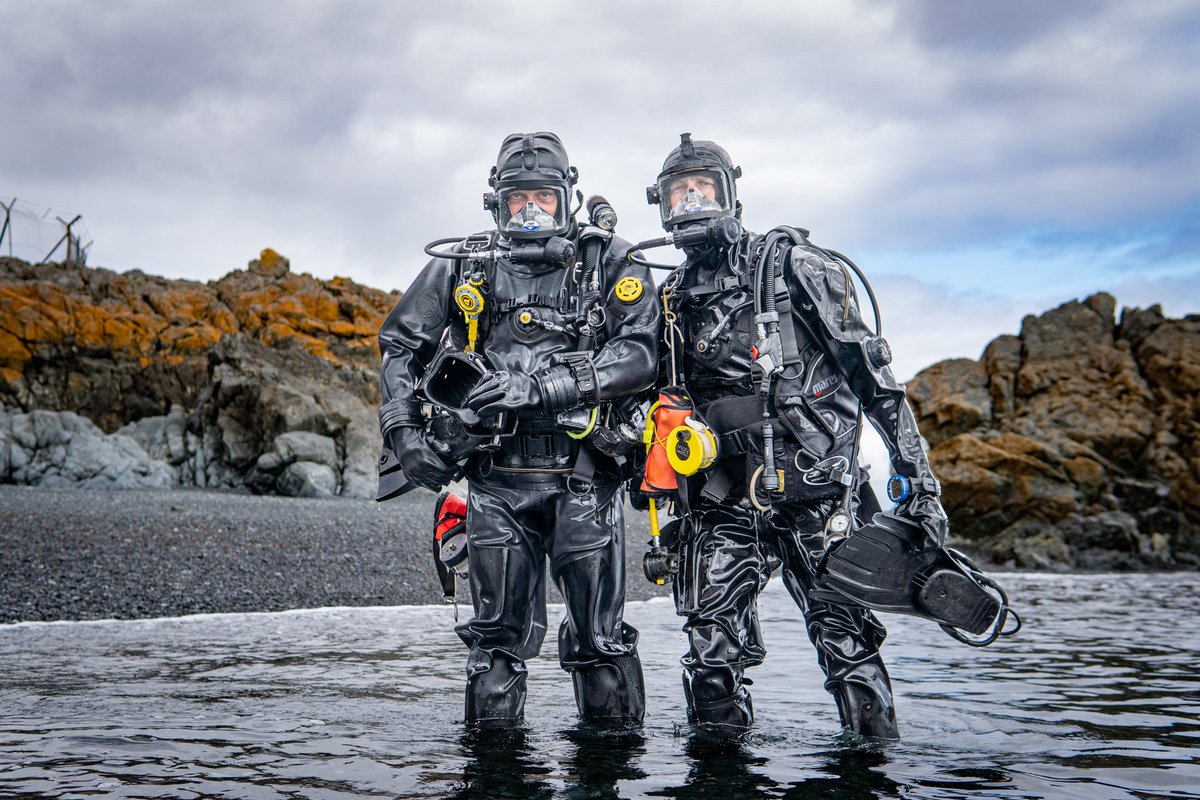 PJ and Vic going Diving in Porthkerris, UK
📸: me