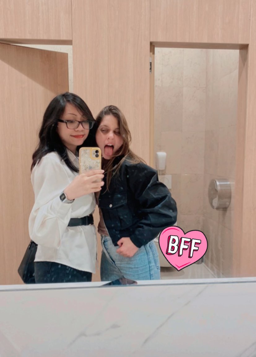 callmekit_'s tweet photo. Poke + classica foto nei bagni ✨ https://t.co/Wbce2RFU8u