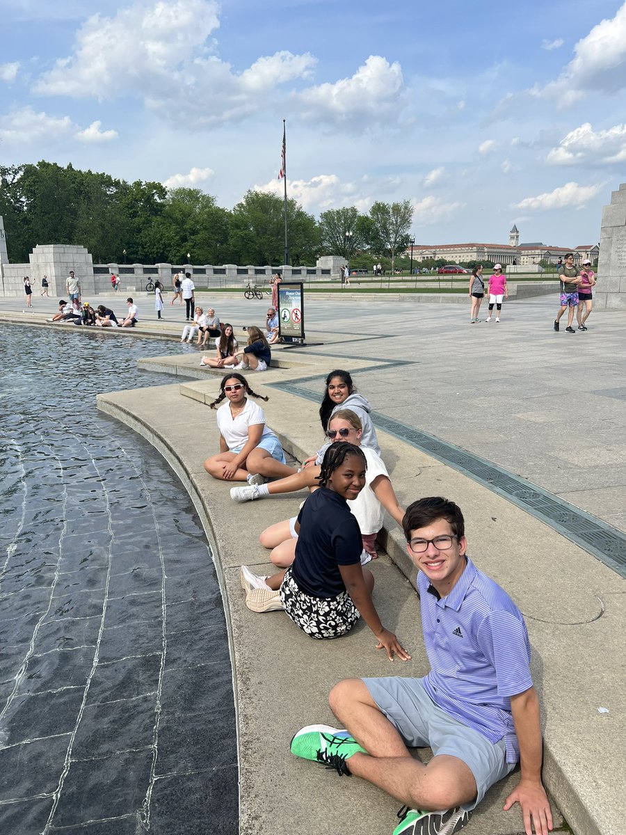 messssa's tweet photo. Enjoying WWII Memorial! What a beautiful day we had! @shady_side https://t.co/MKPMzdMzv5
