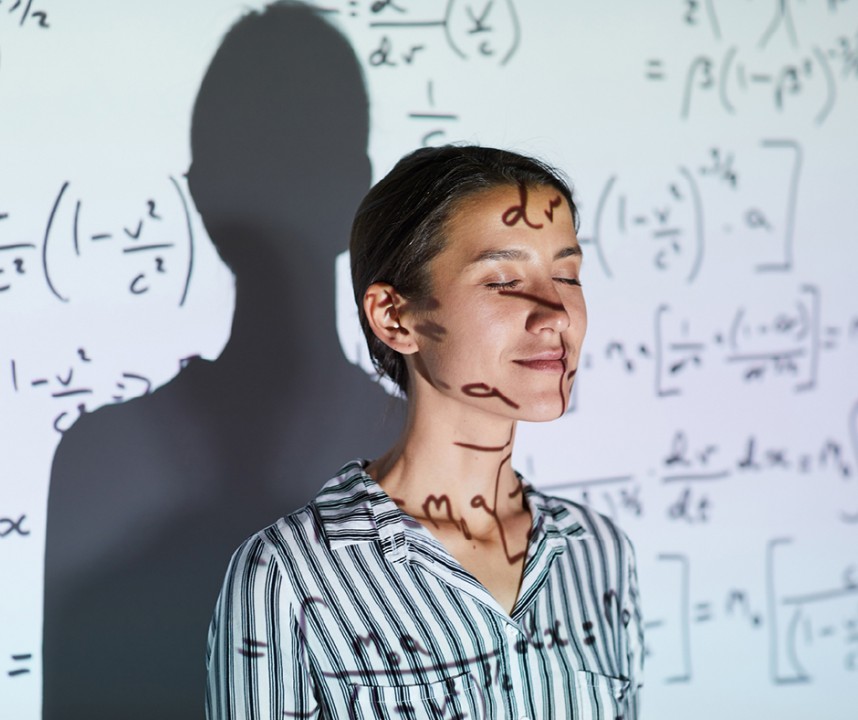xavidomenech99's tweet photo. 1) Avui hauria fet 46 anys. Es deia Maryam Mirzajani i era una matemàtica iraniana investigadora de l'Universitat de Stanford. El 2014 se li va concedir la medalla Fields, l'equivalent del Premi Nobel de matemàtiques. Era la primera dona a la q se li concedia aquest guardó. 🔽 https://t.co/MdScY9uo01