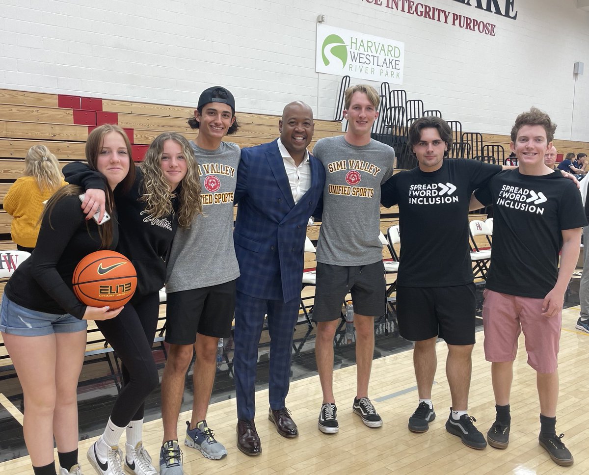 Support🥰 comes from far and wide! 🏀❤️Our peer support team from ⁦<a href="/SimiValleyHS/">Simi Valley High</a>⁩ with ⁦<a href="/SpecialOlympics/">Special Olympics</a>⁩ Mike Hamilton at ⁦<a href="/HWSchool/">Harvard-Westlake</a>⁩ for the 1st Annual Inclusion Game😎You guys rock!