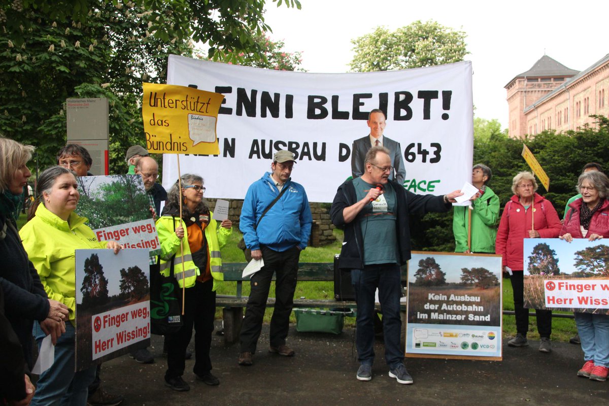 BUNDmainz's tweet photo. 13.376 Unterschriften hat die Initiative #NixInDenMainzerSandSetzen gegen den #Ausbau der #A643 durch das europaweit bedeutende #Naturschutzgebiet #MainzerSand gesammelt. Minister #Wissing wollte sie nicht haben. Heute konnte er sich aber nicht mehr wehren😇 #Pappkamerad https://t.co/zSJuwe1WQg