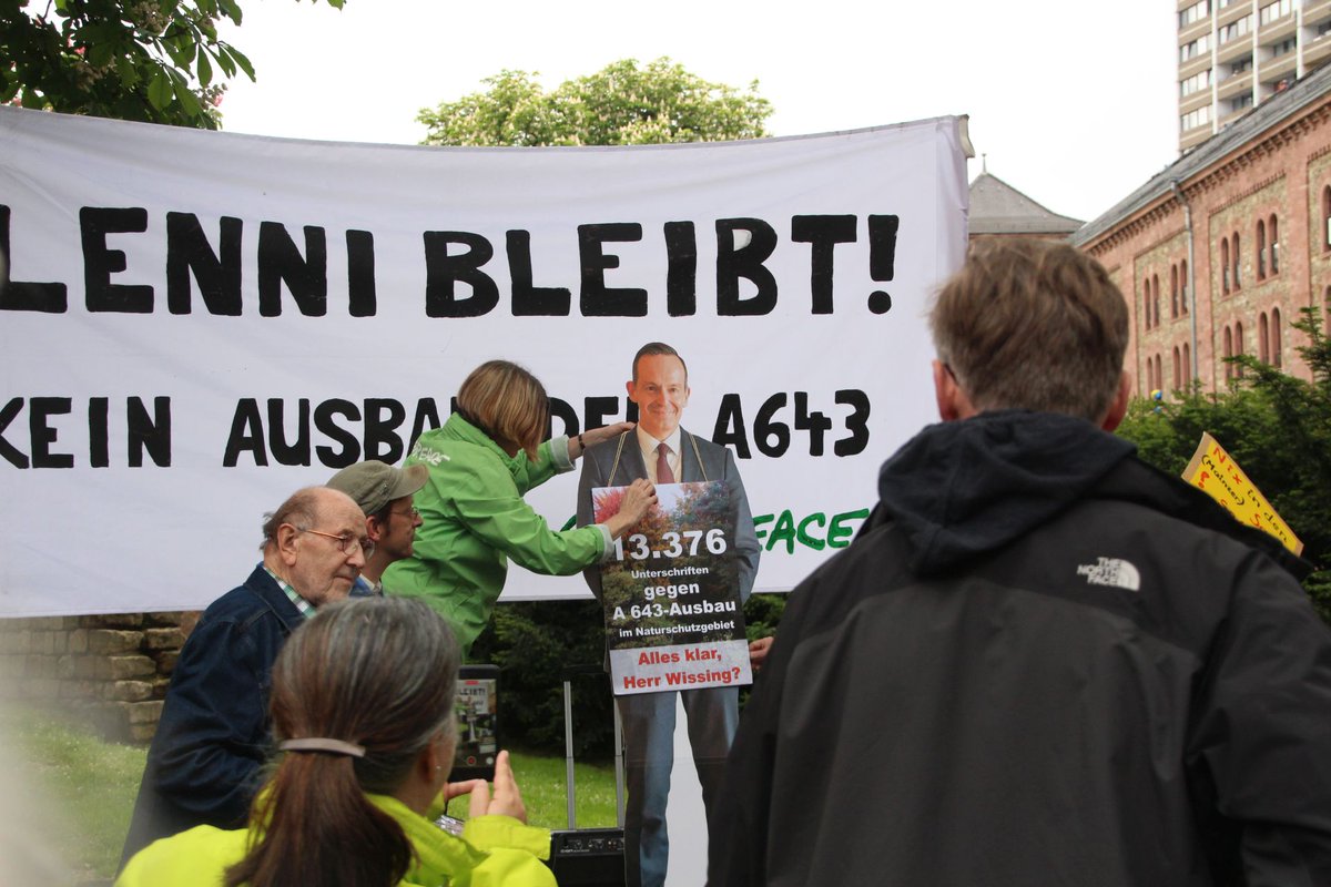 BUNDmainz's tweet photo. 13.376 Unterschriften hat die Initiative #NixInDenMainzerSandSetzen gegen den #Ausbau der #A643 durch das europaweit bedeutende #Naturschutzgebiet #MainzerSand gesammelt. Minister #Wissing wollte sie nicht haben. Heute konnte er sich aber nicht mehr wehren😇 #Pappkamerad https://t.co/zSJuwe1WQg