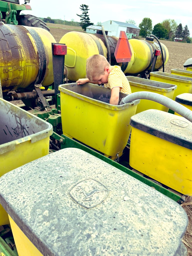 HeasleySeeds's tweet photo. Plot Preschool! Great afternoon putting in a 22 hybrid plot along side my favorite 4 year old! #HeasleySeeds #Plant23 #ServiceYouCanCountOn https://t.co/8Oa73ewBEh