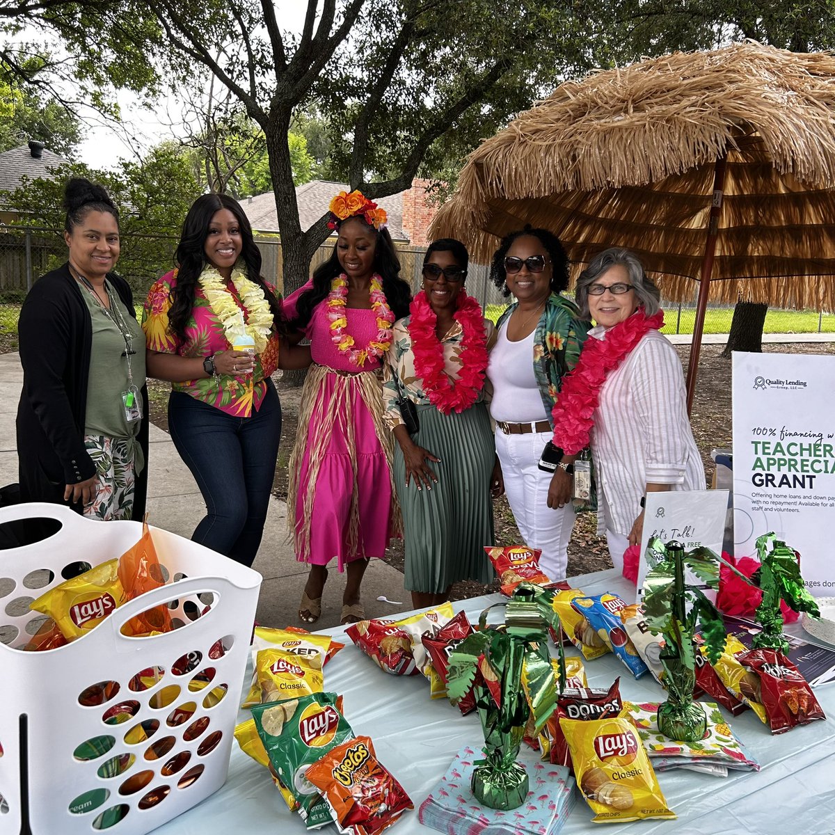 WRS_MSFarray's tweet photo. Its been a Tiki-RiFFIC Teacher Appreciation Week @AAMilneES @shanta_creeks @HISD_Wraparound @HISD_ESO1 @PrincipalBJohns @BreauxWeston @VirgilElkins5 https://t.co/am8rCbB7j4