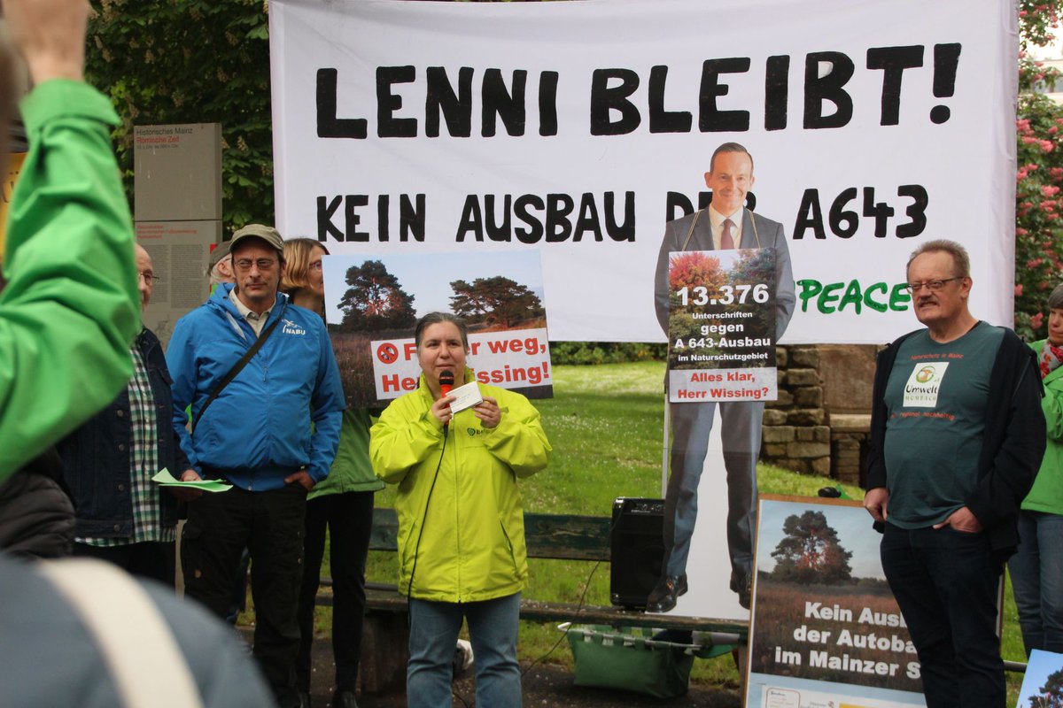 BUNDmainz's tweet photo. 13.376 Unterschriften hat die Initiative #NixInDenMainzerSandSetzen gegen den #Ausbau der #A643 durch das europaweit bedeutende #Naturschutzgebiet #MainzerSand gesammelt. Minister #Wissing wollte sie nicht haben. Heute konnte er sich aber nicht mehr wehren😇 #Pappkamerad https://t.co/zSJuwe1WQg