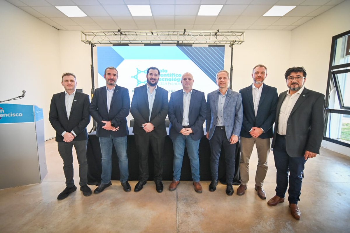 ¡El Polo Científico Tecnológico de San Francisco ya es una realidad y el <a href="/ClusterCba/">Córdoba Cluster</a> estuvo!
Nuestro pdte. <a href="/PabloGigy/">Pablo Gigy</a> firmó la transferencia de equipamiento técnico, una donación en el marco del proyecto “Red de Inteligencia Artificial para el Desarrollo Productivo”.