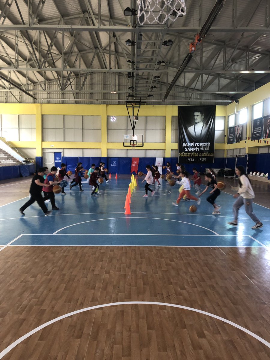 hakkidgnn's tweet photo. Geleceğin yıldızları Almusta yetişiyor Basketbol çalışmamız 🏀
@kasapoglu @GSB_Tokat @tekcngz 
Sporun  en güzel zamanı Almus Gençlik Spor İlçe Müdürlüğünde #almus https://t.co/a8Iq3msJtz