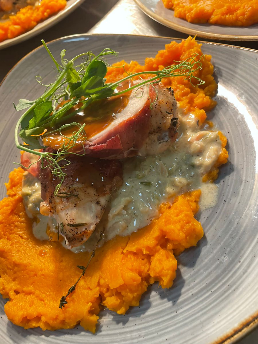 HIMaidstone's tweet image. The kitchen team plating up for the 70th birthday celebration - a private dinner in the Library.
Such a lovely room for a special occasion. 
himaidstonehotel.co.uk/events-and-occ…
#celebration #privatedinner #functionroom #birthdaymeal