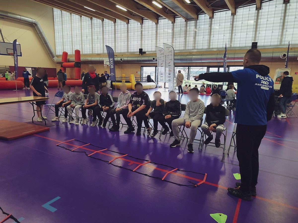 RaidAventureRAO's tweet photo. Ce vendredi le #Prox était à #Calais, 3ème étape de notre tournée dans le #PasDeCalais ! #policiers du @RaidAventureRAO, de l'#UPREC et de la @PoliceNat62 étaient réunis pour dialoguer avec les #jeunes. Rdv demain à @VilledeLillers ! Avec le soutien de @Prefet62 @SG_CIPDR https://t.co/yQv2A7g1Ge