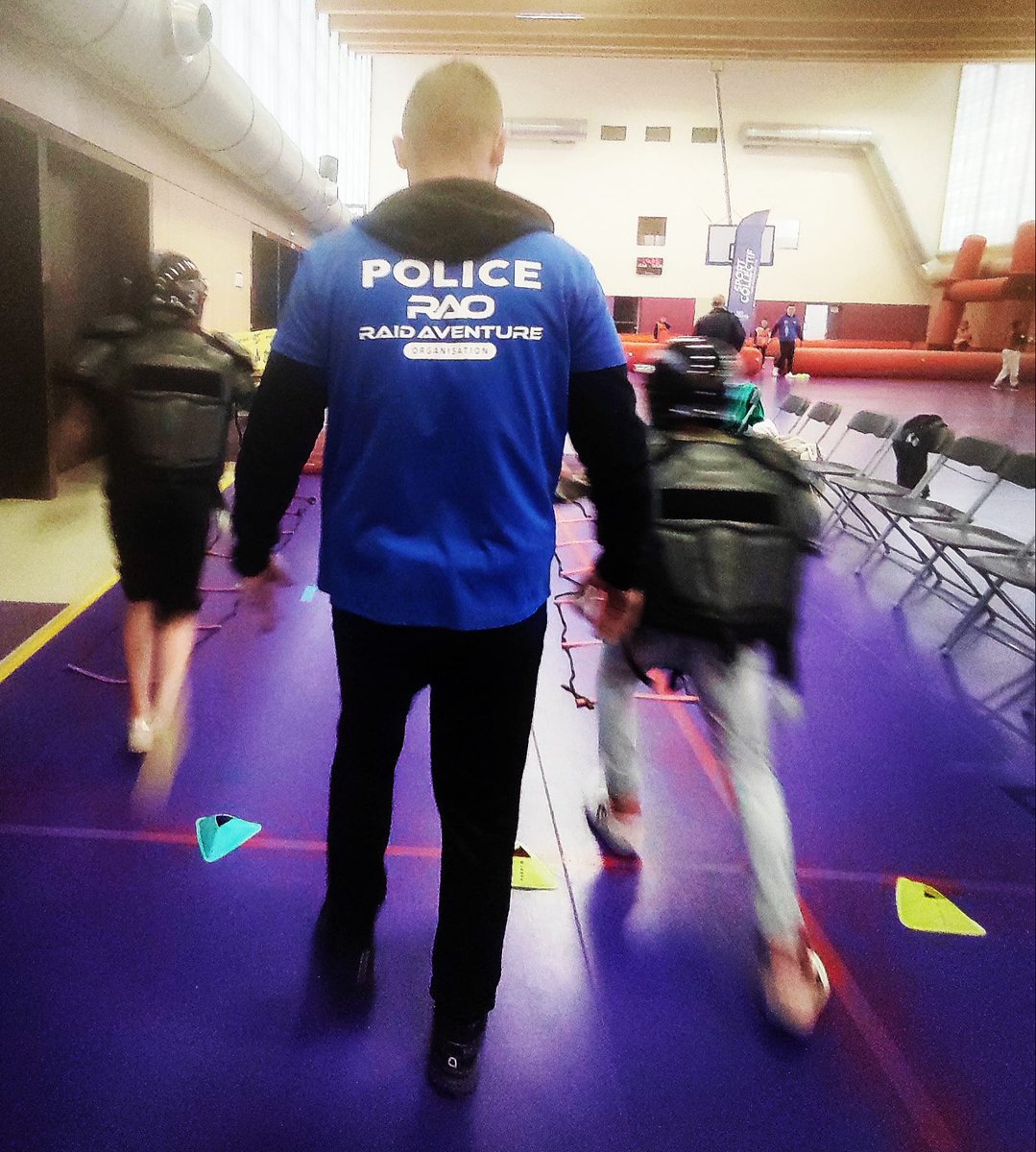 RaidAventureRAO's tweet photo. Ce vendredi le #Prox était à #Calais, 3ème étape de notre tournée dans le #PasDeCalais ! #policiers du @RaidAventureRAO, de l'#UPREC et de la @PoliceNat62 étaient réunis pour dialoguer avec les #jeunes. Rdv demain à @VilledeLillers ! Avec le soutien de @Prefet62 @SG_CIPDR https://t.co/yQv2A7g1Ge