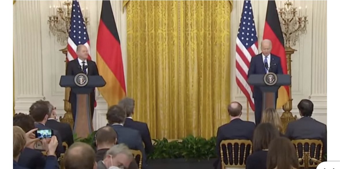 rosadiezglez's tweet photo. Scholz y Biden, rueda de prensa conjunta. Macron acompañado de Biden, rueda de prensa conjunta. Sánchez, solo, sin banderas ni atril, en los jardines de La Casa Blanca, atendiendo a la prensa en la calle. Qué humillación y qué vergüenza. https://t.co/T5Om9LPbCm