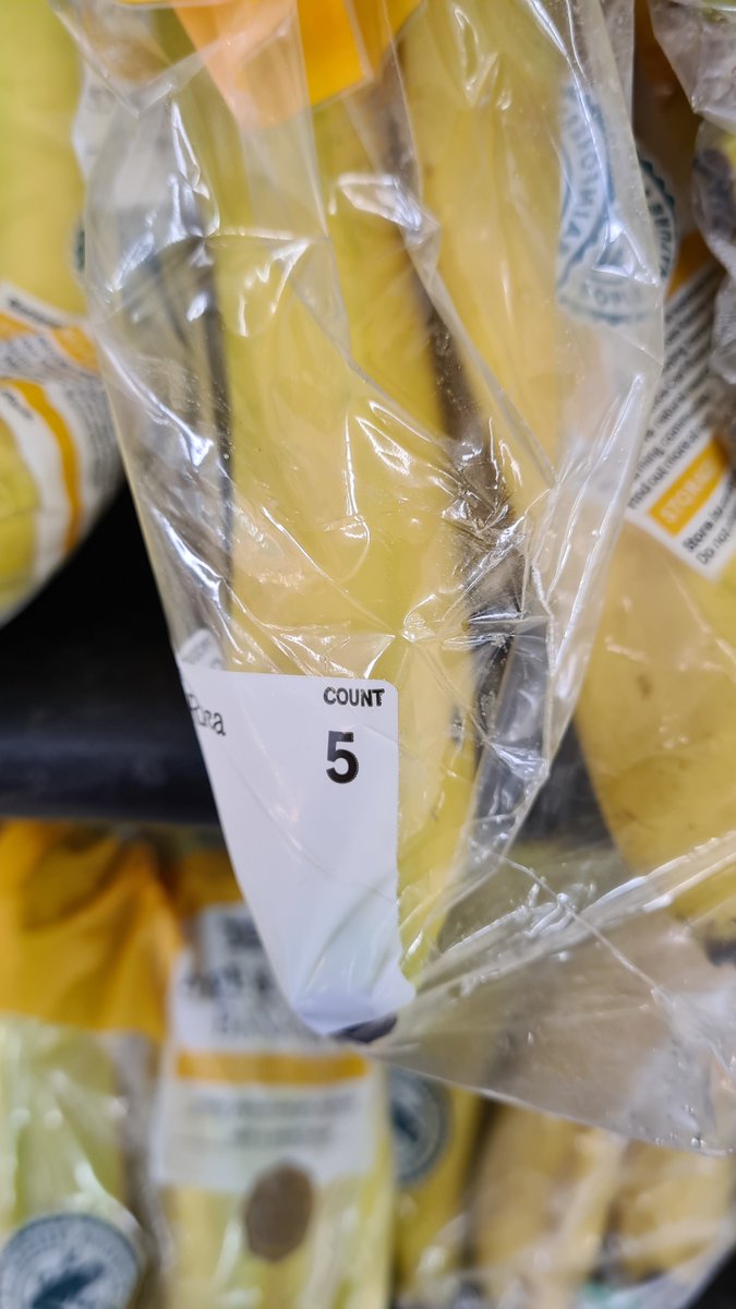 OldVideoPro's tweet photo. @Tesco @Tescomobile St. Peter's Worcester: Why are ALL the bananas plastic-wrapped in 5s? I thought we were trying to stop using plastic and what happens if I want 1 banana? You are selling them by weight, but all are wrapped in 5S! This is crazy. https://t.co/Aty8WsvWOn