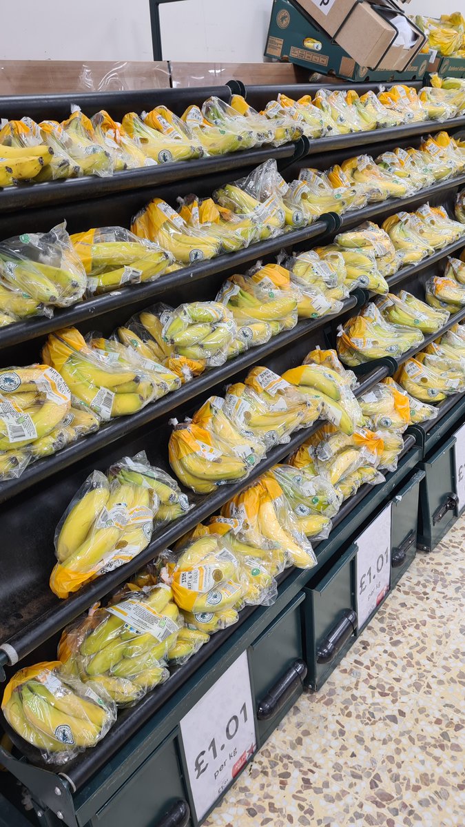 OldVideoPro's tweet photo. @Tesco @Tescomobile St. Peter's Worcester: Why are ALL the bananas plastic-wrapped in 5s? I thought we were trying to stop using plastic and what happens if I want 1 banana? You are selling them by weight, but all are wrapped in 5S! This is crazy. https://t.co/Aty8WsvWOn
