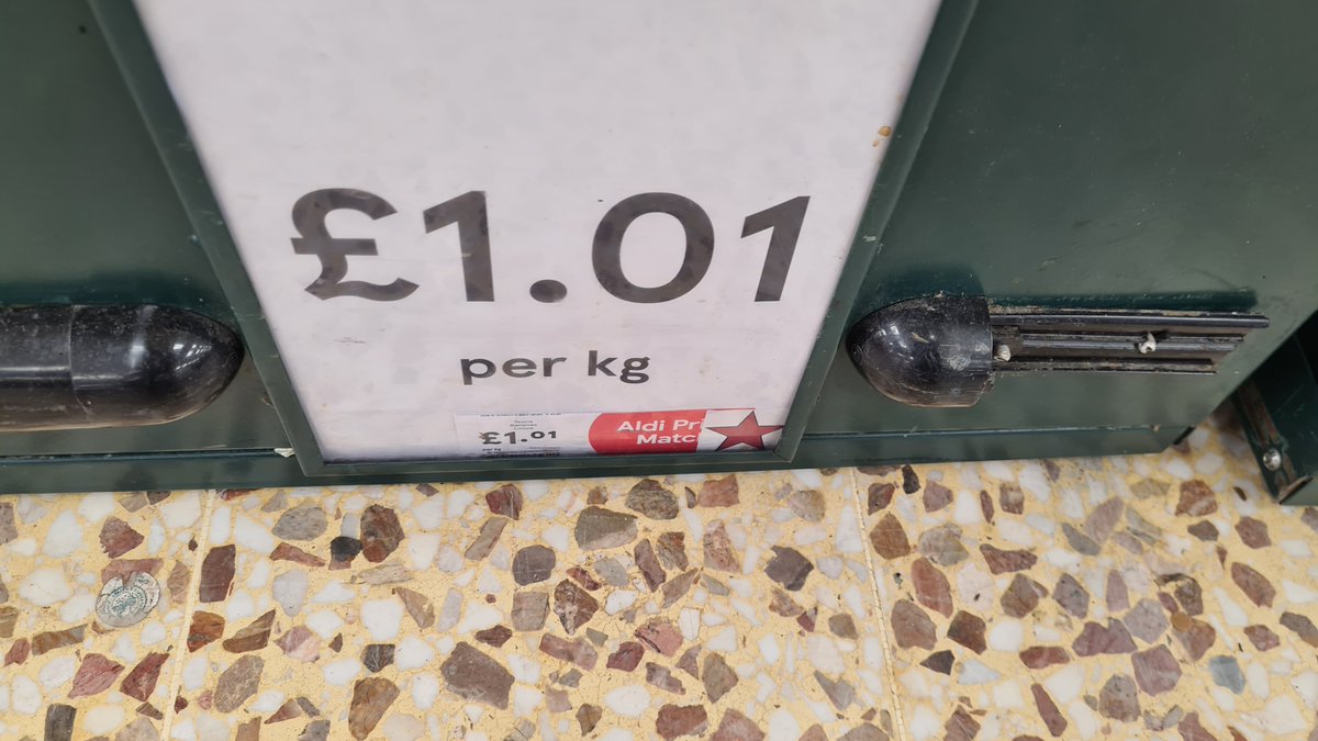 OldVideoPro's tweet photo. @Tesco @Tescomobile St. Peter's Worcester: Why are ALL the bananas plastic-wrapped in 5s? I thought we were trying to stop using plastic and what happens if I want 1 banana? You are selling them by weight, but all are wrapped in 5S! This is crazy. https://t.co/Aty8WsvWOn