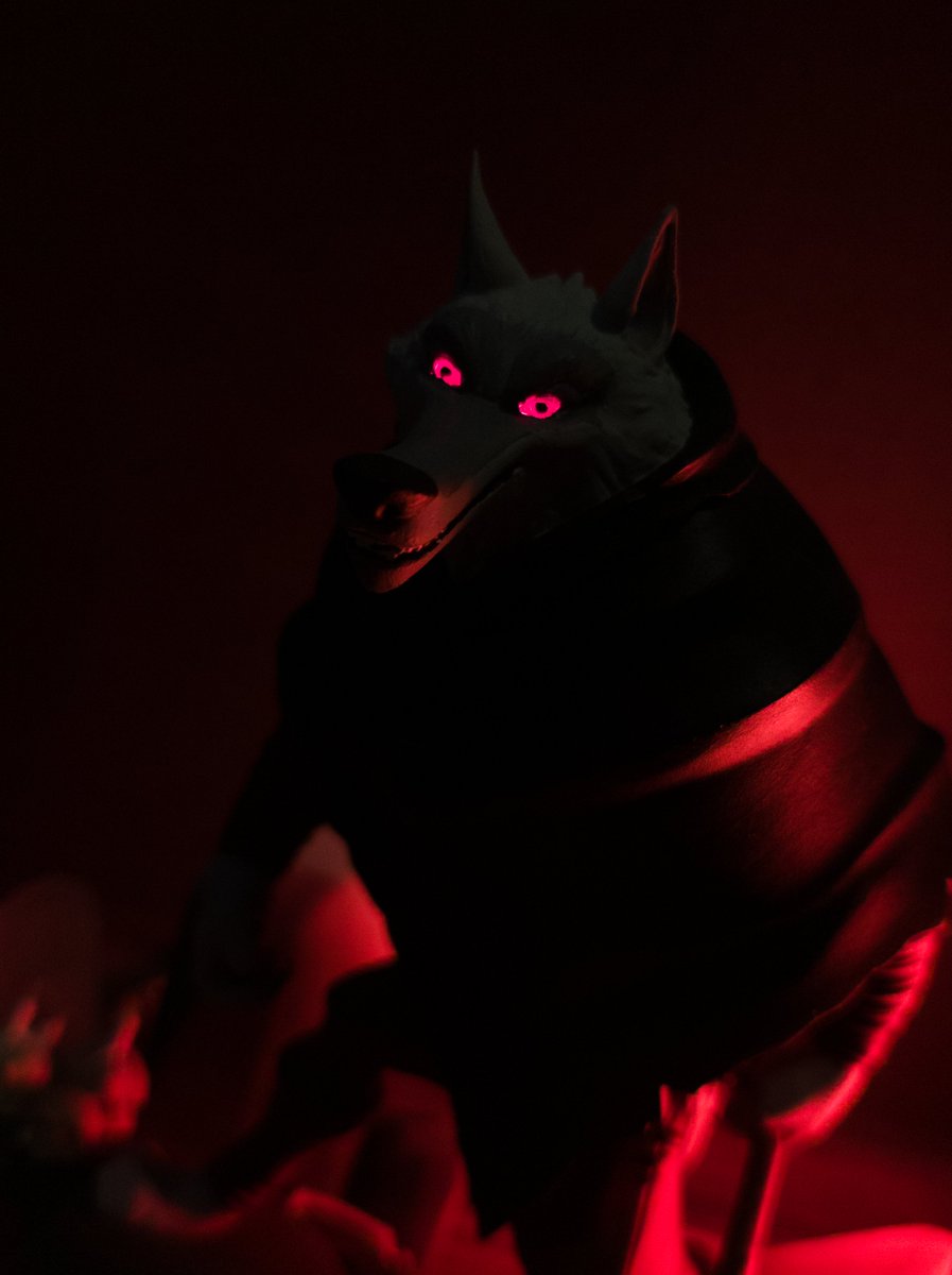 Askildus's tweet image. I'll be sharing my creative projects here, starting with my latest one: Death Wolf by @ManuelDeJorge. I might have added some candle LEDs and what not 👀