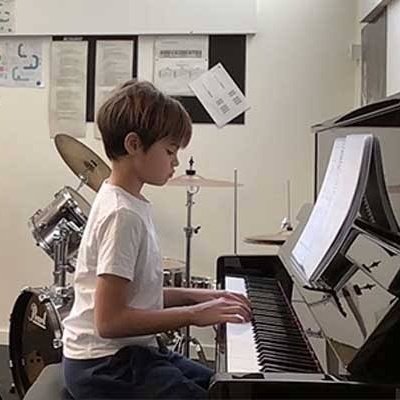 ThePopStage's tweet photo. Se confirma que la melodia de Acróstico fue tocada por el hijo mayor de Shakira. Cuando ella mostró la letra a sus hijos, Milan pidió ser él quien tocara el piano para la version final de la canción.

Sin duda esta canción es una de la composiciones más bellas de la historia 🥹. https://t.co/Ueu2C6x2IB
