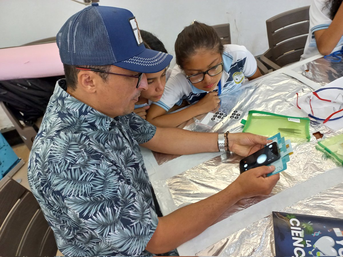 Carlos Daniel Acuña (@carlosdac) on Twitter photo En el último día de #ClubesDeCienciaParaLaVida en #Ovejas #Sucre descubrimos el mundo microscópico.
#CienciaParaLaPaz En el último día de #ClubesDeCienciaParaLaVida en #Ovejas #Sucre descubrimos el mundo microscópico.
#CienciaParaLaPaz