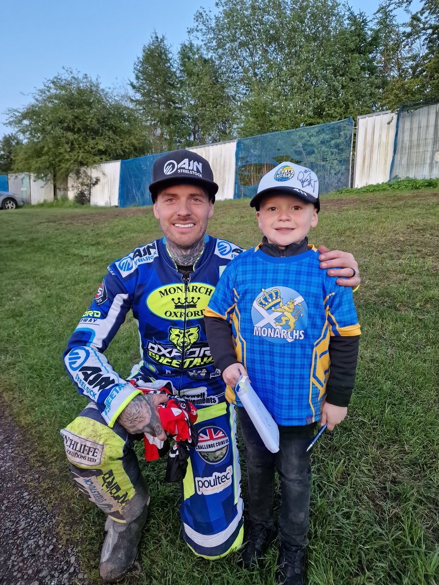 Stuuu91's tweet photo. Speedway really is a family sport. No matter the result these gents all take the time for young supporters.

Not the result for @EdinMonarchs however some great riding and riders on show.

Thank you your time @CraigCook111, @PacoCastagna411, @DannyKingRacing @LewisKerrRacing https://t.co/ZHX49cPlKV