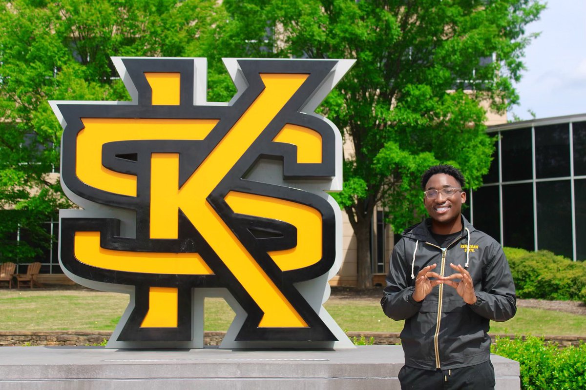 Joiemphillips's tweet photo. Junior yearrr has definitely been a struggleeee yall. Staying up all hours of the night trying to figure work out, make ends meet and such, but I’m thankfully for it all. I’m walking across that stage December 2024 has a first generation college graduate 😭😭🏃‍♀️🏃‍♀️💛🖤 https://t.co/BrsvO8SKw6