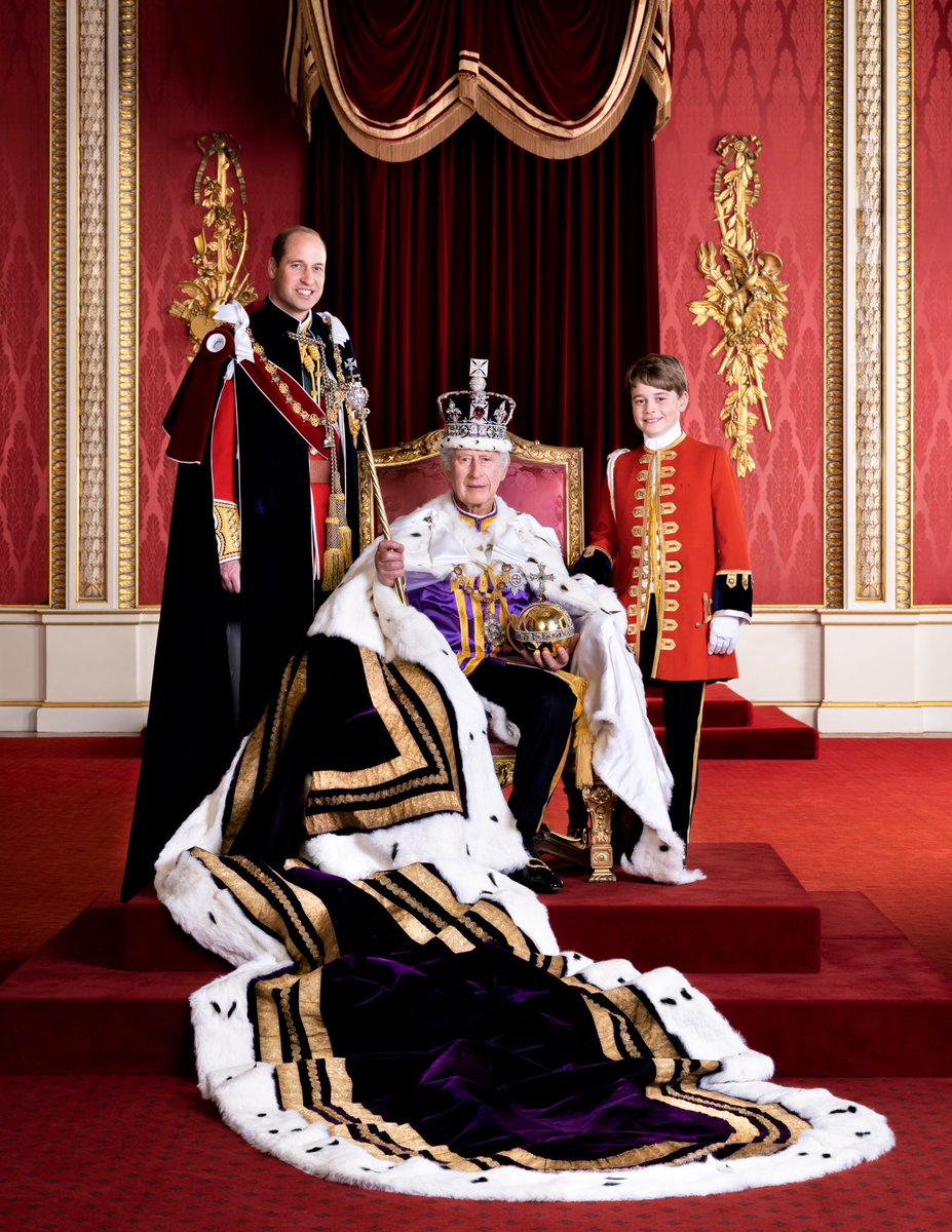 RoyalFamily's tweet image. The King with The Prince of Wales and Prince George of Wales in the Throne Room at Buckingham Palace on #Coronation Day.

📸 Hugo Burnand