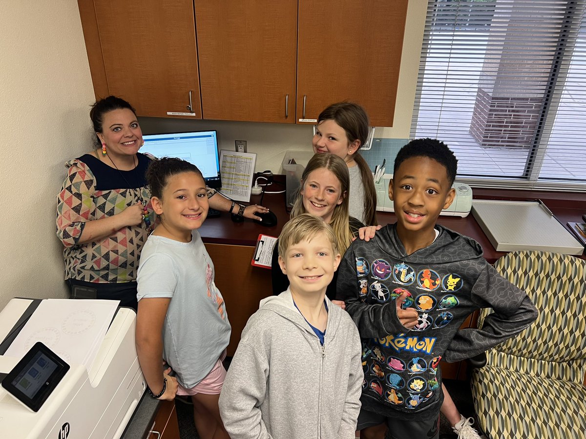 This announcements crew made our day when they were able to pivot with tech changes and also encourage our <a href="/McClureMarshals/">McClure Marshals</a> to be amazing leaders! ❤️ These moments are why we do our job! #mymisd #misdliveskind