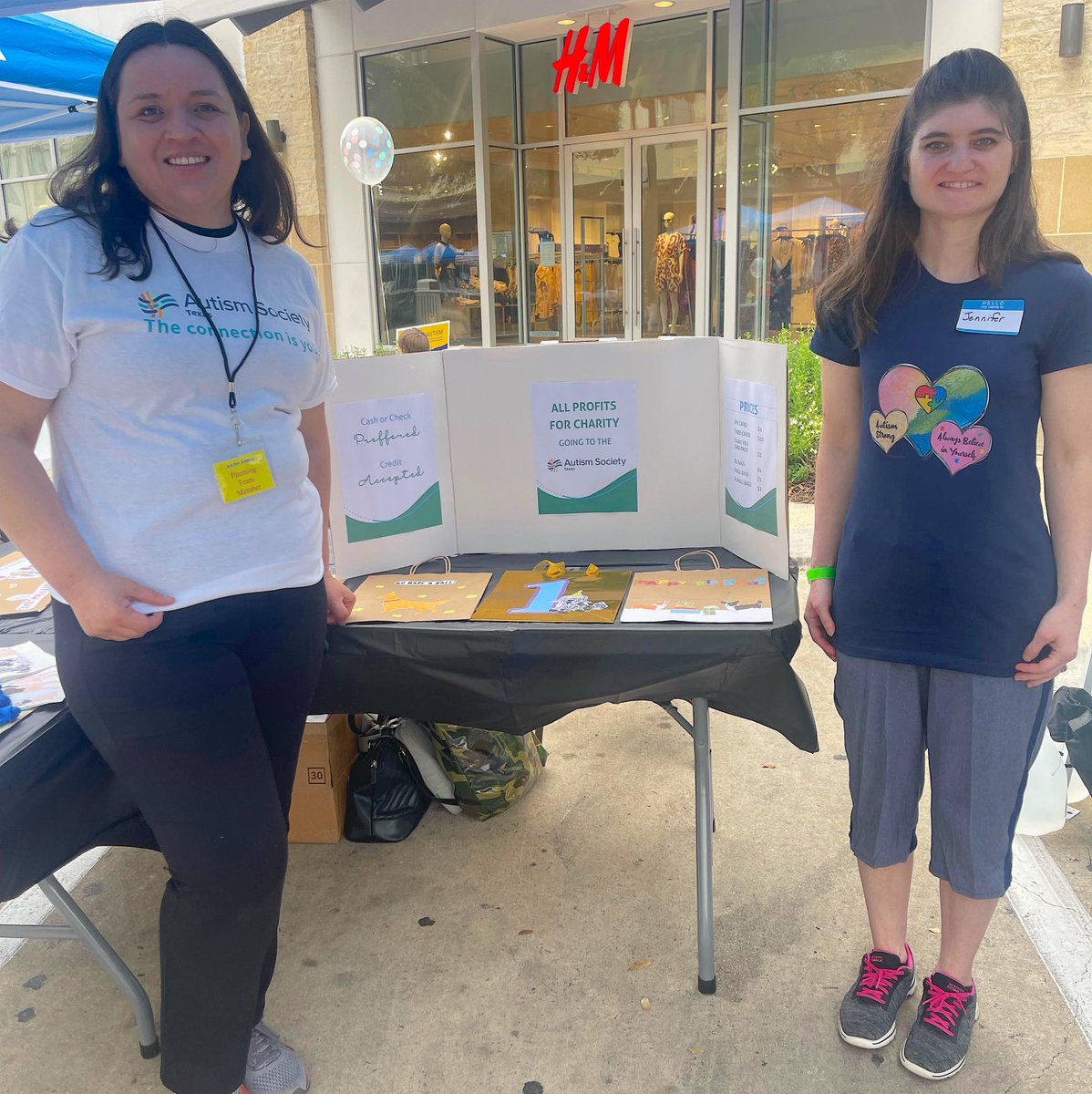 AutismTx's tweet image. We had a great time at the #ArtforAutism event this past Saturday in #SanAntonio! Thank you to Autism Treatment Center &amp;amp; @MindcolorAutism for all your work to make this event great. Also special thanks to Jennifer Warren for donating her proceeds from the event to AST!