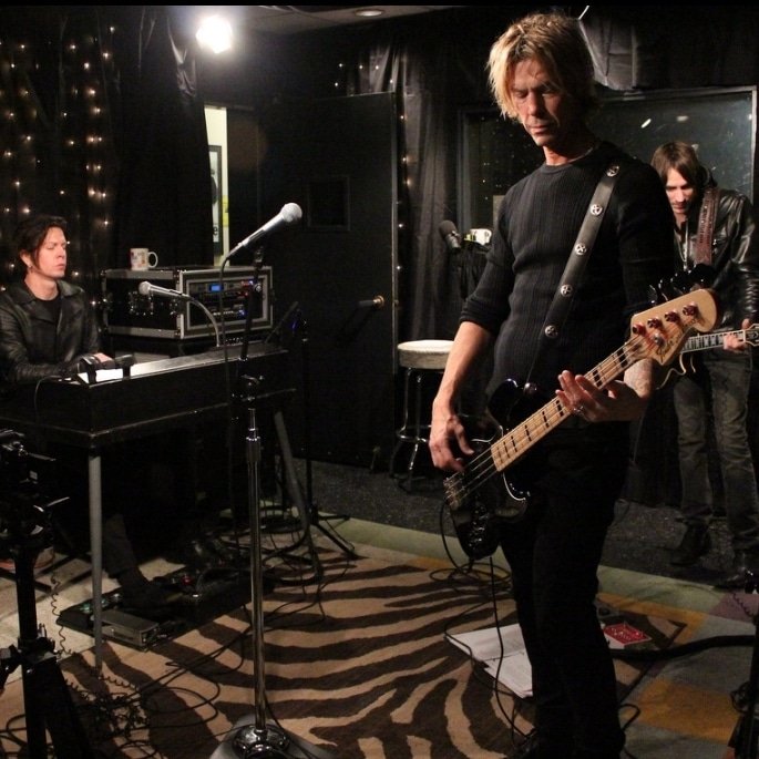 DuffMckaganArg's tweet photo. @DuffMcKagan @AngellJeff y @benbot2000 durante la presentación de @WalkingPapers1 en la radio @kexp de Seattle
📷 Dagmar Sieglinde Patterson
#duffmckagan #duff #Mckagan #jeffangell #BenjaminAnderson #walkingpapers #kexp #seattle https://t.co/RjiGJWK107