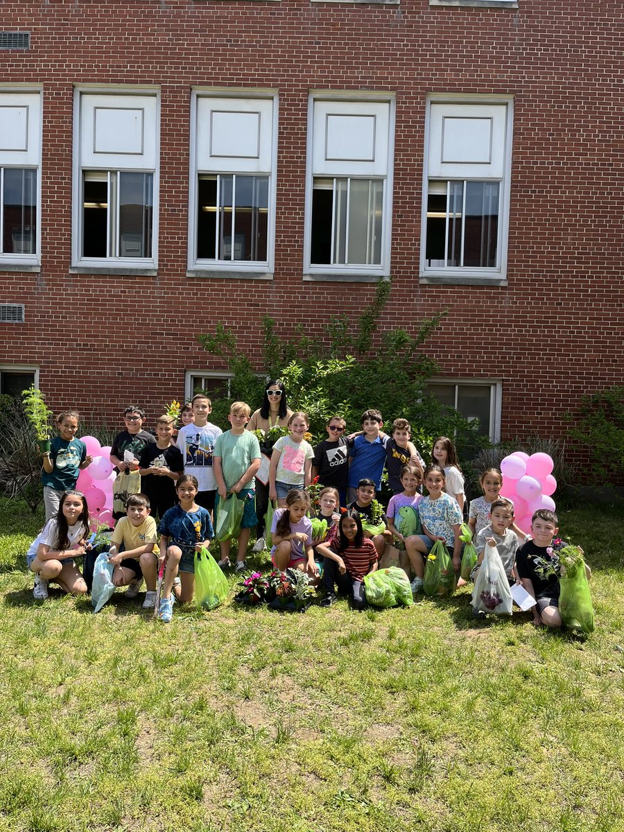 3MiuWSS's tweet photo. There’s nothing cheezy about math! 🧀🤣 The students had fun finding areas/perimeters of rectangles they created using Cheez-Its! Also, it could not have been a more perfect day for a visit to the PTA Plant Sale! ☀️🌻🌷@wsselementary https://t.co/VpaTxe2fws