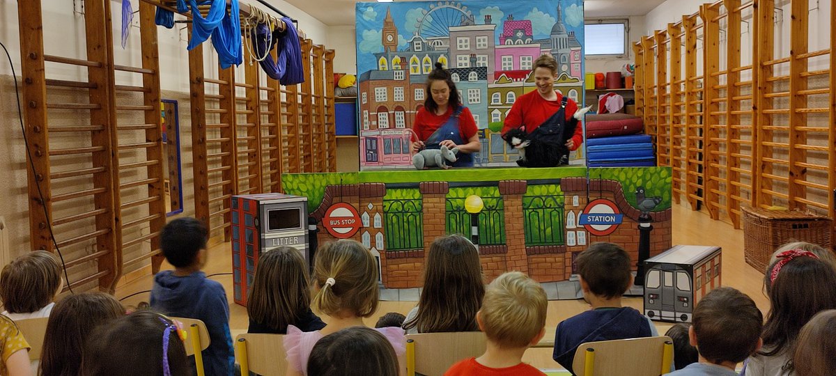 EscolaGayarre's tweet image. Aquest matí l'alumnat de Petites ha vibrat amb "The Rat's Tale". Gràcies a @ipaproductions_ han pogut conèixer la Riley, una rata que troba un músic tocant als carrers de Londres i la convida a tocar i ballar amb ell. Han repassat els colors, els transports i els animals. Great!