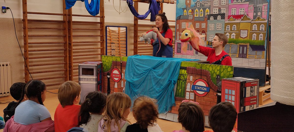 EscolaGayarre's tweet image. Aquest matí l'alumnat de Petites ha vibrat amb "The Rat's Tale". Gràcies a @ipaproductions_ han pogut conèixer la Riley, una rata que troba un músic tocant als carrers de Londres i la convida a tocar i ballar amb ell. Han repassat els colors, els transports i els animals. Great!