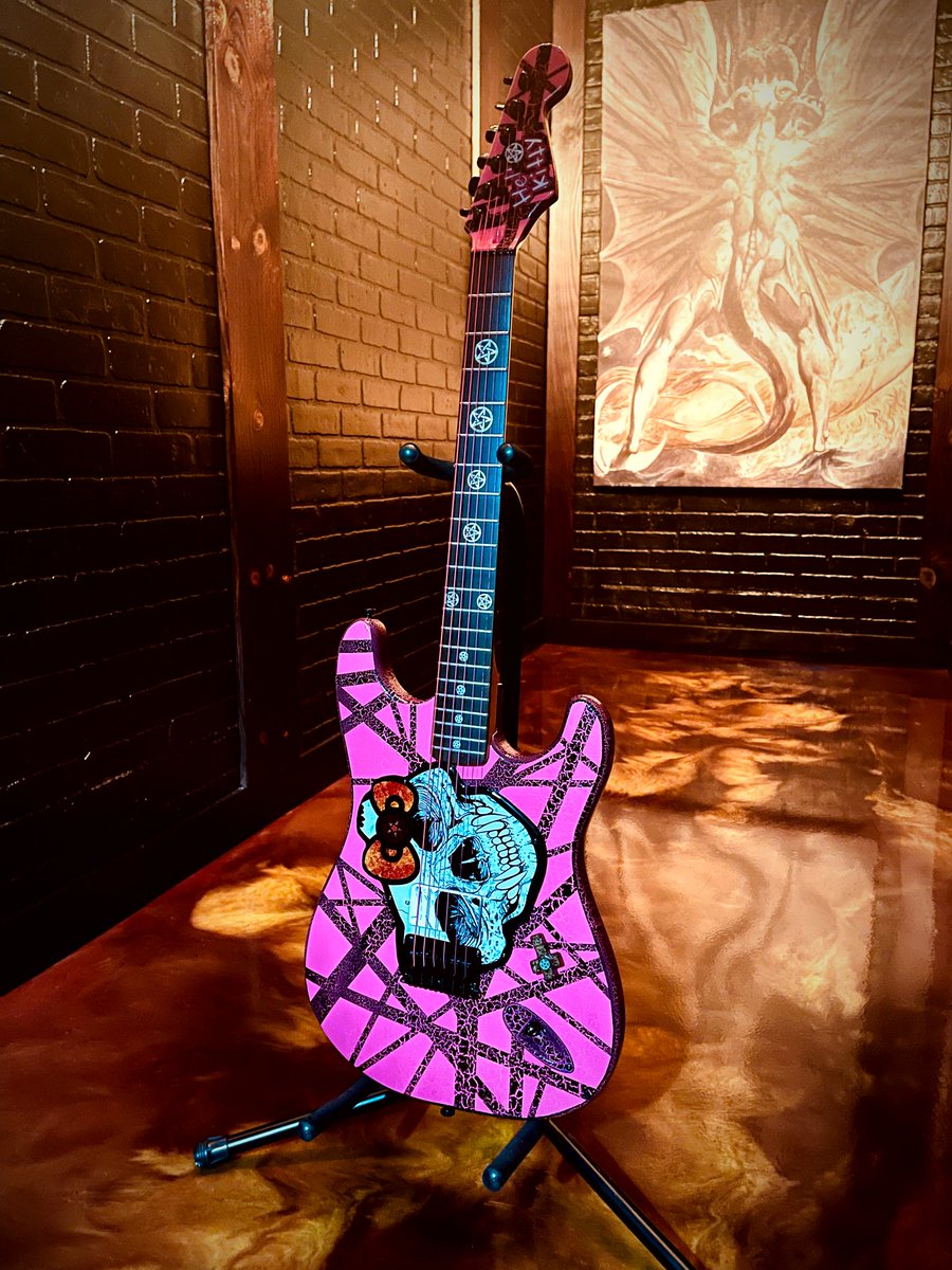 BeforeIGet0ld's tweet image. Enter the Hell Kitty, the #Squier Hello Kitty's evil twin
#HellKitty #HelloKitty #Stratocaster #custom #guitar #ElectricGuitar