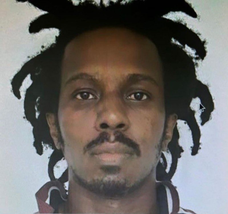 resca_media's tweet photo. ⚖️ #Guadeloupe : Le fugitif Léon Toussaint a été interpellé à 1h du matin, dans un hotel de Montauban au Gosier.

Pour rappel, l'homme d'origine dominiquaise âgé de 32 ans, s'était évadé de Fond Sarail depuis le 25 juin 2022.

Son complice présumé serait l'homme mort hier, durant une interpellation ayant mal tourné à Baie-Mahault.

[La1ère]