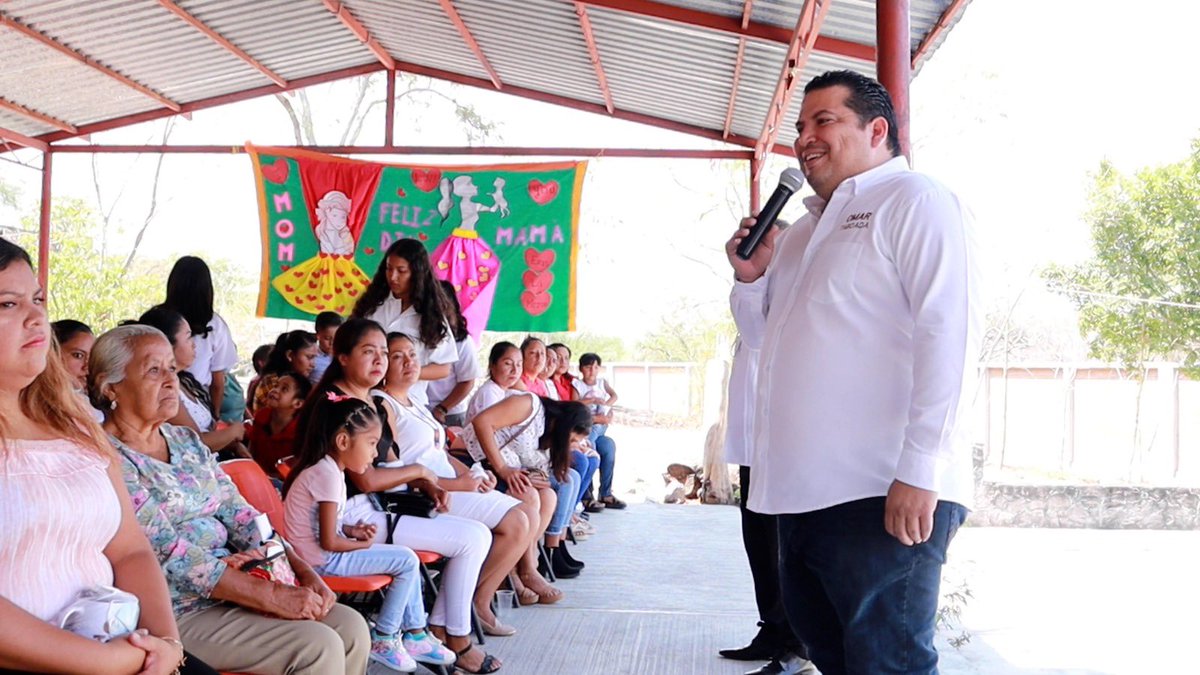 omartaboadan's tweet photo. ¡En #Ahuehuetzingo también celebramos a las mamitas! 🌹❤️
Agradezco mucho la invitación del maestro José Gómez Barrios, director de la tele secundaria por la invitación a festejar y a convivir con las mamitas de esta localidad. https://t.co/RklFVMLHjH