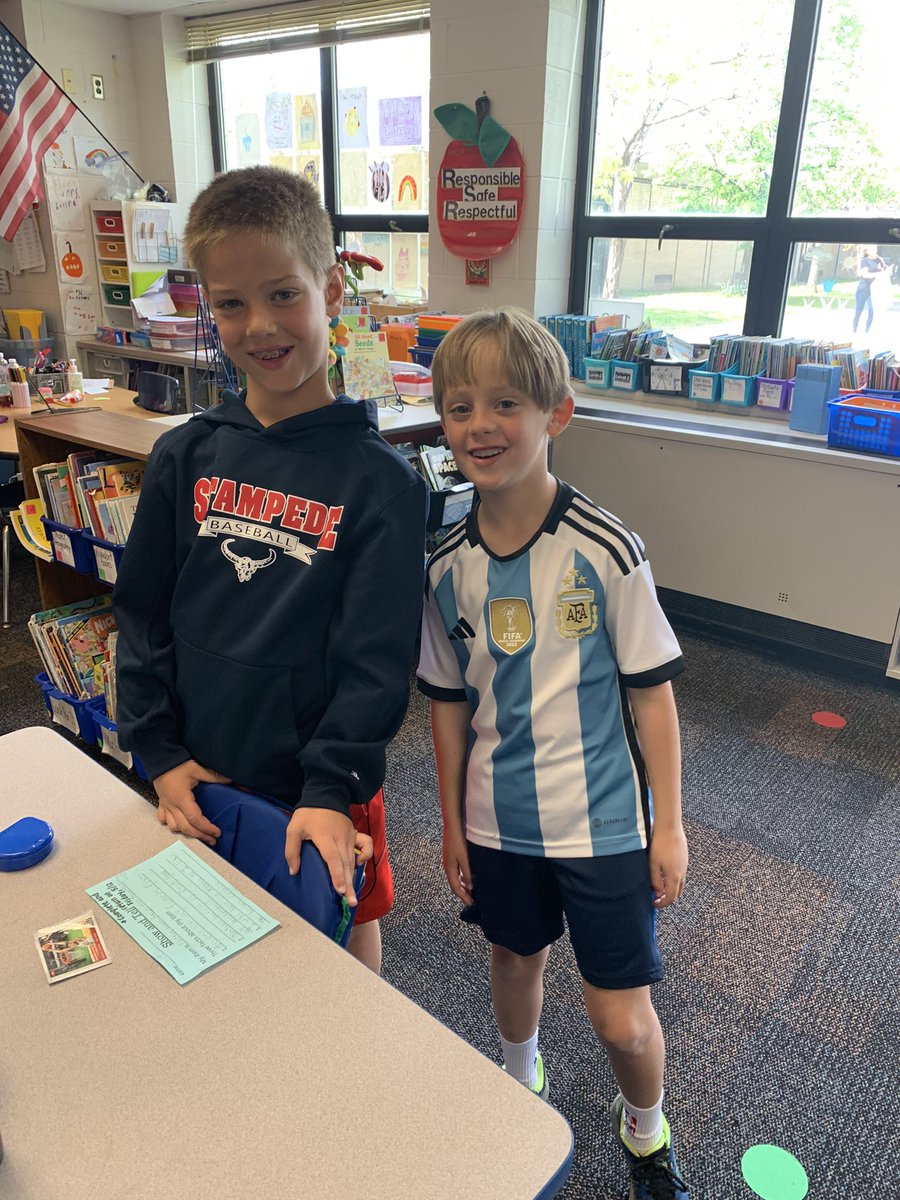 mrslangersclass's tweet photo. We earned a “Show &amp; Tell!” We loved reading about our friends’ special things! #thisischagrin #supersecondgraders https://t.co/eG98AdOM1l
