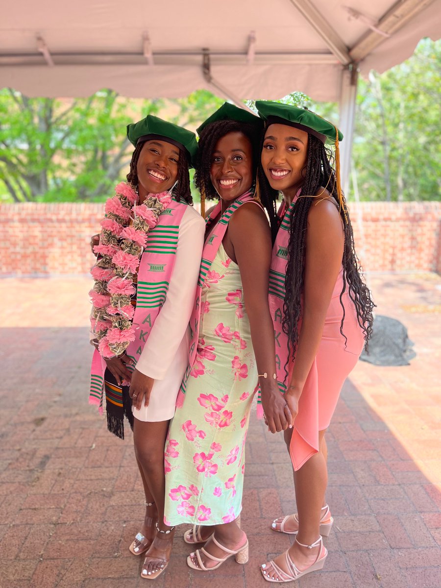 saedwards18's tweet photo. Today I graduated from Howard University College of Medicine. The love and support I received over these past four years has been immeasurably more than I could have imagined. Michigan, here I come! 🤗💙 #Classof2023 #howardugrad https://t.co/a1VQ6LJSXy