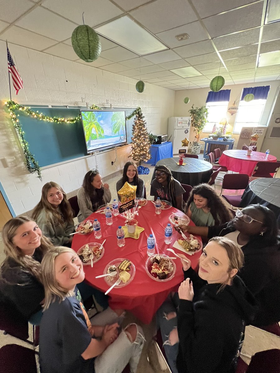 cpkcareercenter's tweet photo. 🎸 This week, CCC teachers partied like Rockstars! Thank you to Grassfield Baptist for a delicious dessert bar to end #TeacherAppreciationWeek. Our Future Teachers from Early Childhood Education I also joined in the afternoon fun! 💚🌪💙 #3Cs #ProudtobeCCC #RockstarEducators https://t.co/prfdlxTiSB