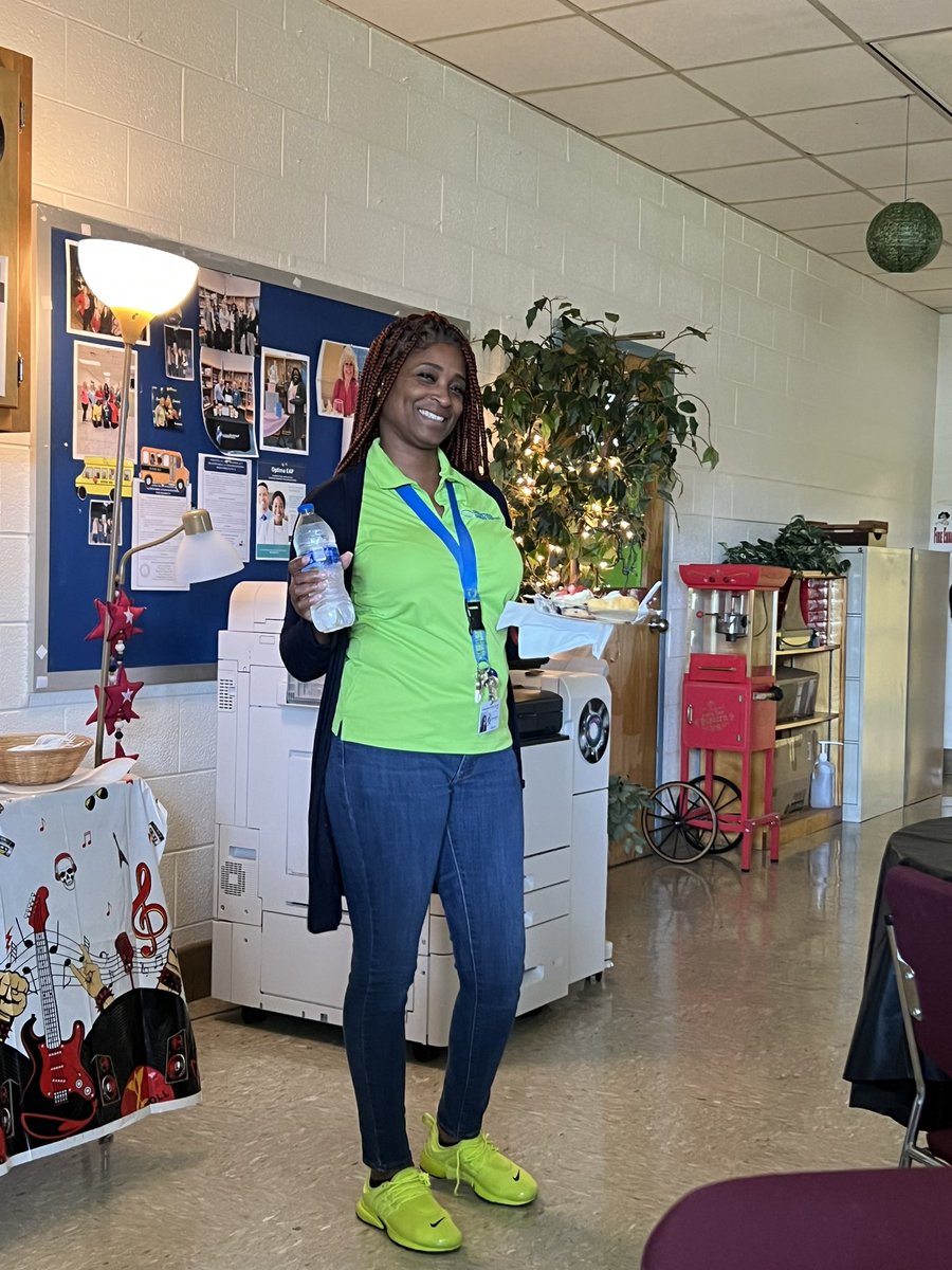 cpkcareercenter's tweet photo. 🎸 This week, CCC teachers partied like Rockstars! Thank you to Grassfield Baptist for a delicious dessert bar to end #TeacherAppreciationWeek. Our Future Teachers from Early Childhood Education I also joined in the afternoon fun! 💚🌪💙 #3Cs #ProudtobeCCC #RockstarEducators https://t.co/prfdlxTiSB