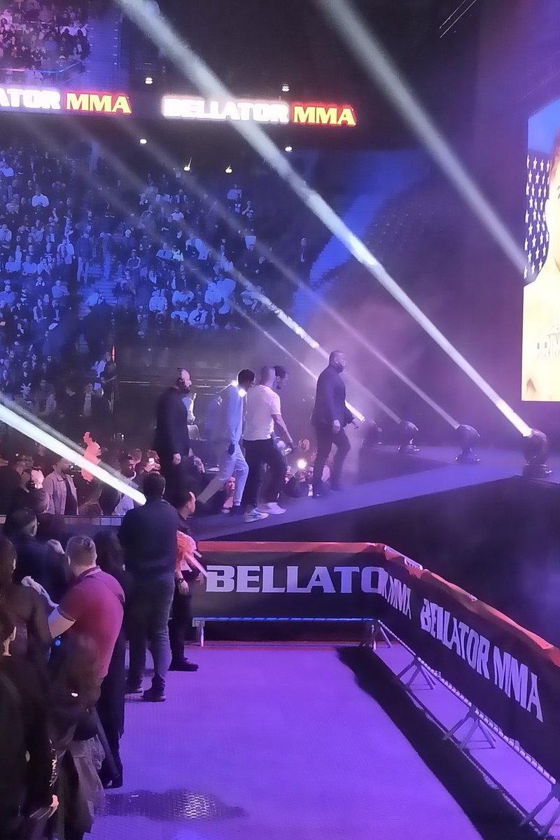 🚨[#MMA] Terrible désillusion, Mansour Barnaoui s'incline sur décision devant son public face à Primus... ❄️❄️
#Bellator296 #BellatorParis