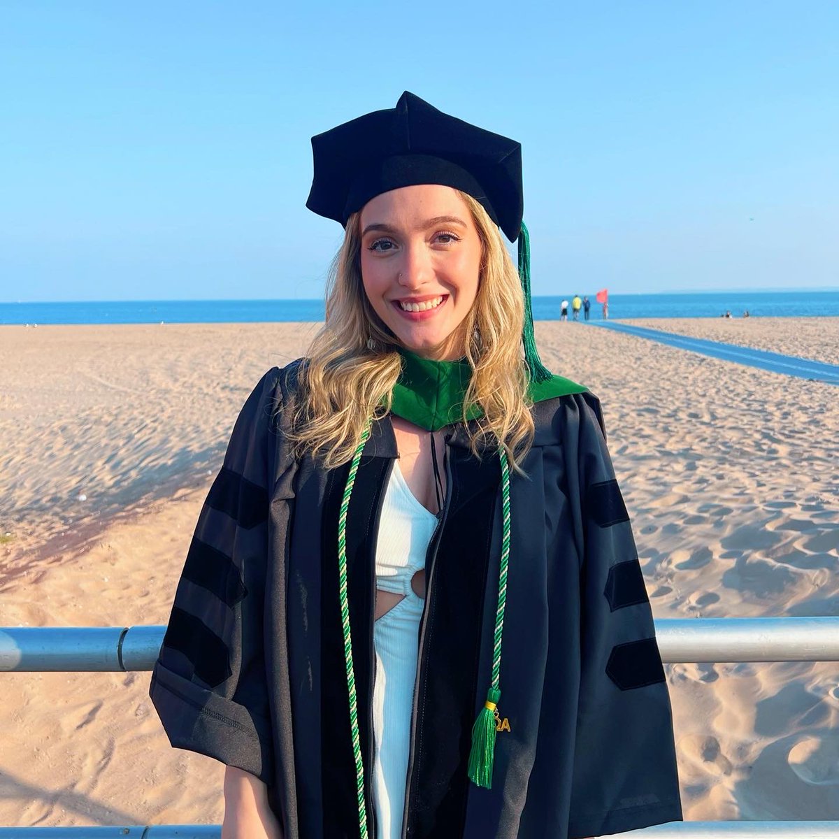 KyraGassmann's tweet photo. I graduated med school yesterday!! Still completely in awe but so excited to start my next chapter with @MSUroRes @MountSinaiUro 🤩🎉❣️ https://t.co/olagNcMUir