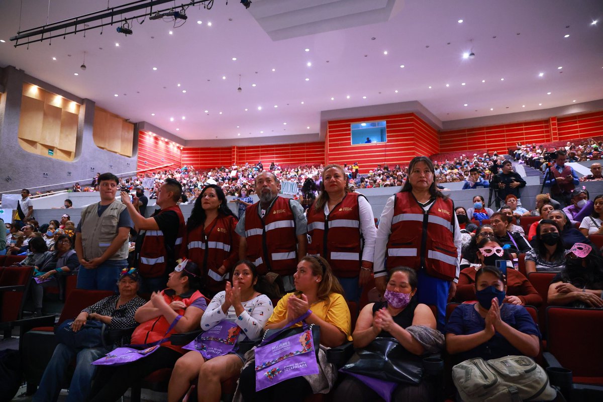 ClaraBrugadaM's tweet photo. Agradezco al @INEAmx y a la @SECTEI_CDMX, cuyos representantes nos acompañaron hoy en el evento, por el apoyo para garantizar a las mujeres su derecho a la educación, a través de los cursos de alfabetización y certificación a nivel primaria, secundaria y bachillerato a distancia. https://t.co/EUasgQSrqi