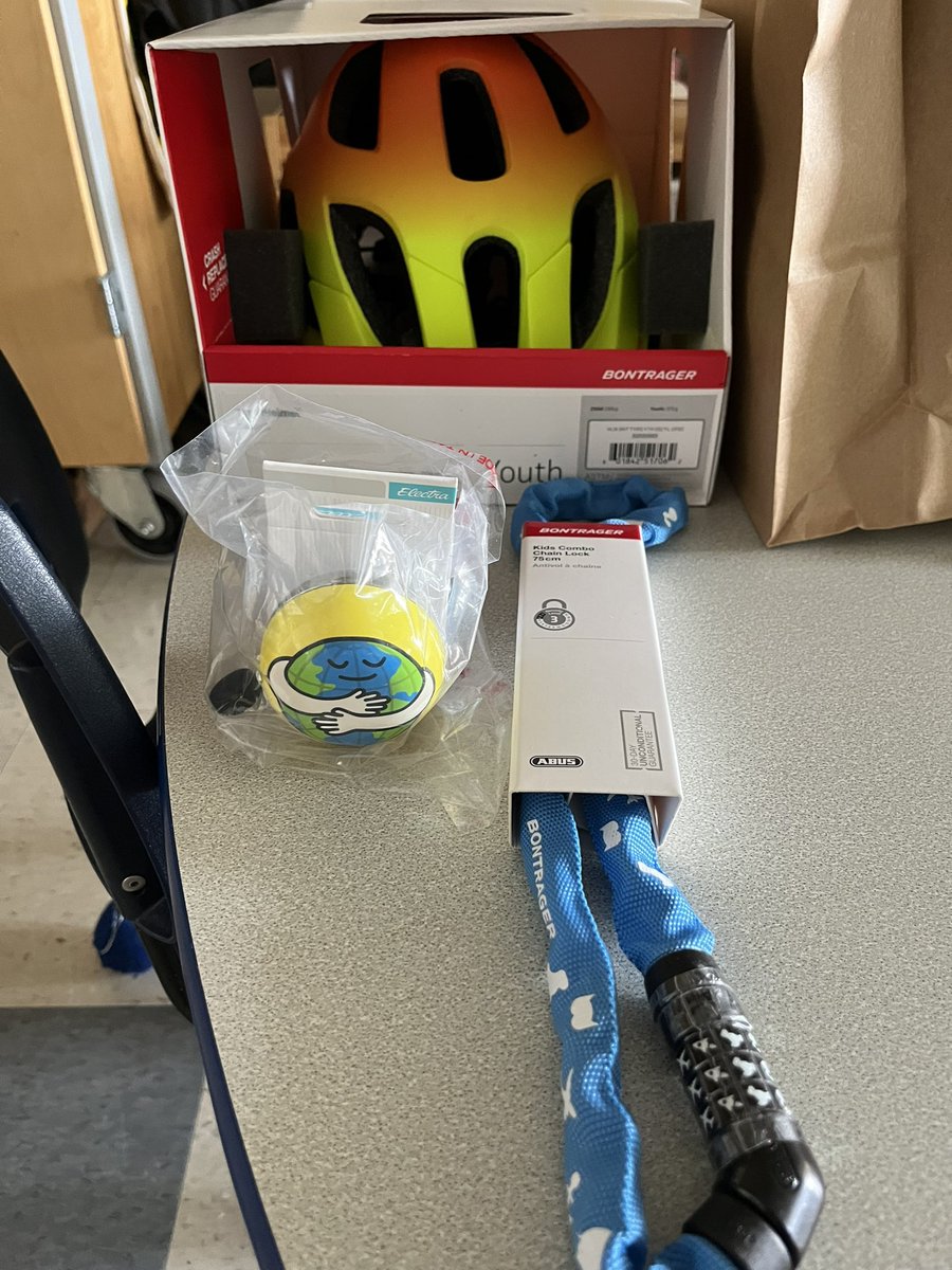 SASCBE's tweet image. Thank you @ridleycycle for donating helmets, bells and locks for the Bike (walk/Scoot) to School initiative at Scenic Acres this week!🚲 @EverActiveAB