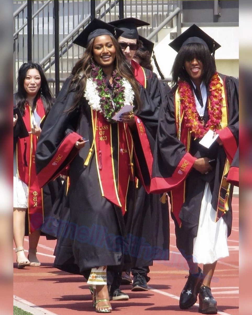Sasha Obama graduated from USC today!! Congratulations to the Obama Family! 👩🏾‍🎓