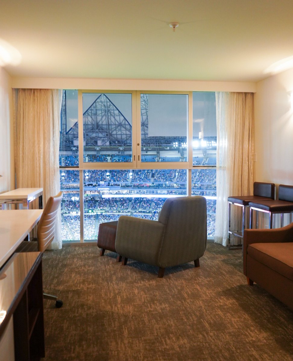 TOMarriottCC's tweet photo. "Fabulous stay! The rooms with a view over the Blue Jays fields are really something else. We loved the spacious sitting area and the bed area was great too." - Genevieve, @ExpediaCA 

#HotelReview #ExpediaPic #Toronto #GoBlueJaysGo https://t.co/rbi4qioDc4