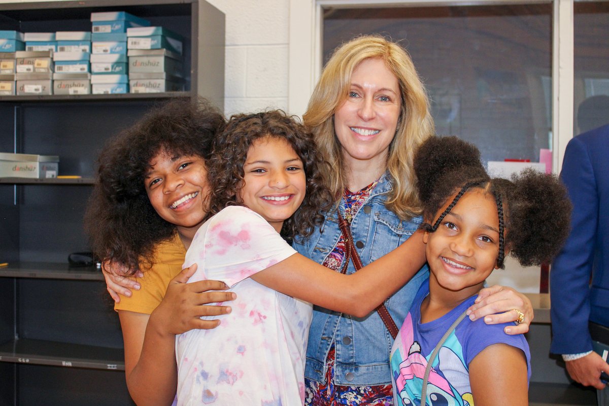 ColsCitySchools's tweet photo. Today, Lauren Tarshis, author of the popular "I Survived" book series, shared an inspirational message of overcoming setbacks to Indianola Informal K8 and Olde Orchard students. Scholastic also delivered copies of her books for students at both schools. #OurCCCS https://t.co/qPxqjZgiqc