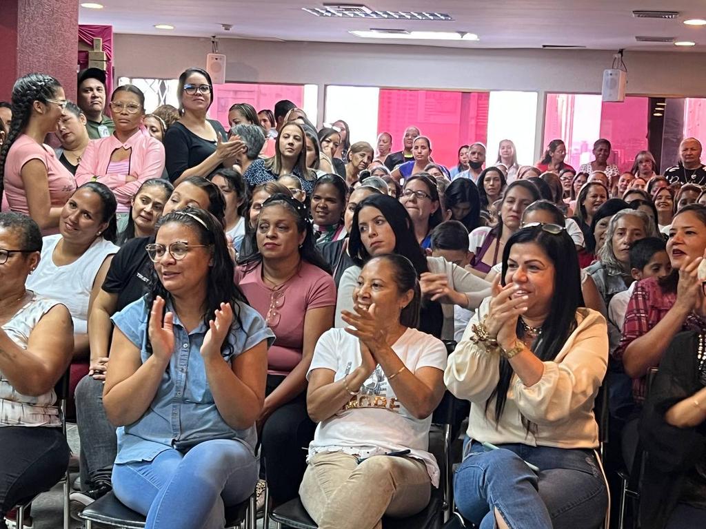 ¡Que vivan nuestras madres Ipistas!

Entre música y cantos, compartimos una tarde llena de risas, donde la alegría fue primordial en tan lindo homenaje.

¡Celebramos desde hoy su día!

<a href="/NicolasMaduro/">Nicolás Maduro</a> 
<a href="/_LaAvanzadora/">Yelitze Santaella</a>
#DiplomaciaUniónYCrecimiento