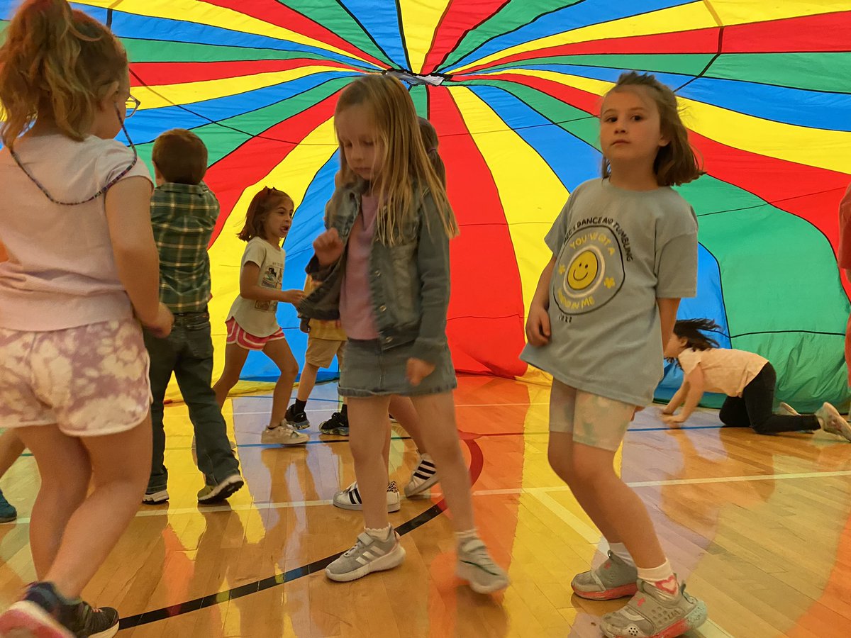 Mbclark_63's tweet photo. K-1 enjoying parachute time on Fun Friday!
#rowvaelem #rowvastrong https://t.co/tixyFiF2qi